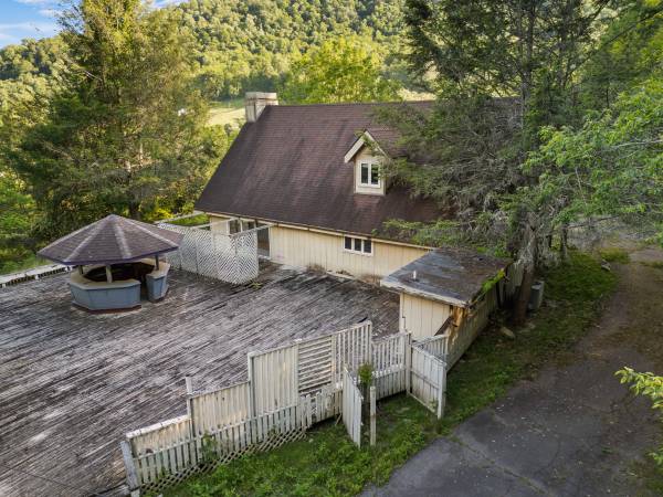 $400,000 / 6br - Dual-Home Fixer-Upper with Incredible Potential! (Waynesville)64029210888707122