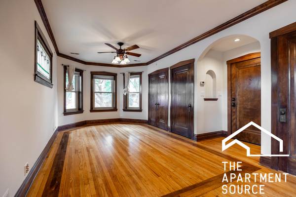 $1,950 / 1br - 1000ft2 - Spectacular Vintage! 1 Bed / 1.5 Bath –  In-Unit Laundry! Central Air! (Irving Park)64041646396161123