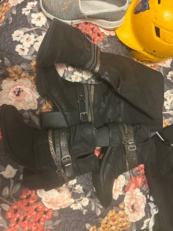 Women’s boots size 7.5 1