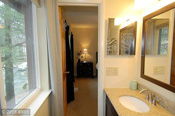 $1,000 / 1br - Master bedroom in townhouse w/ private bathroom (Reston)64040363603842124