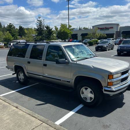 1999 Chevrolet Suburban K1500 4x4 Camioneta SUV - $4,600 (Maple Valley)63623060692227122