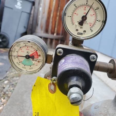 CO2 tank w/regulator. 1