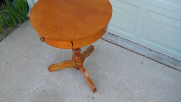 Round side table, with drawer 1