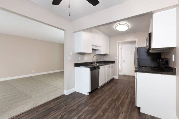 $2,496 / 1br - 623ft2 - Vista de balcón al arroyo, apartamento renovado y espacioso (fremont / union city / newark)63657643679363120
