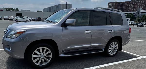 Lexus LX570 in excellent condition - $19,999 (Vallhalla)63654718667521120