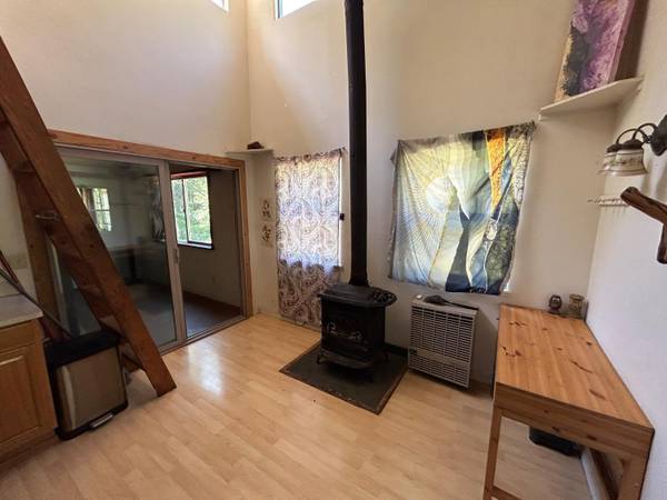 $199,000 / 1br - 800ft2 - Propiedad fuera de la red de más de 8 acres con estudio y arroyo (Grass Valley)63952104906883124