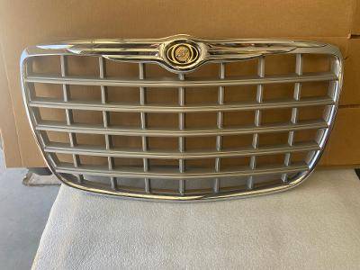 2005-10 Chrysler 300 grill 1