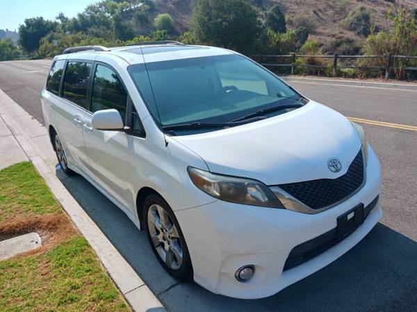 2012 Toyota Sienna - $12,86063476603099649123