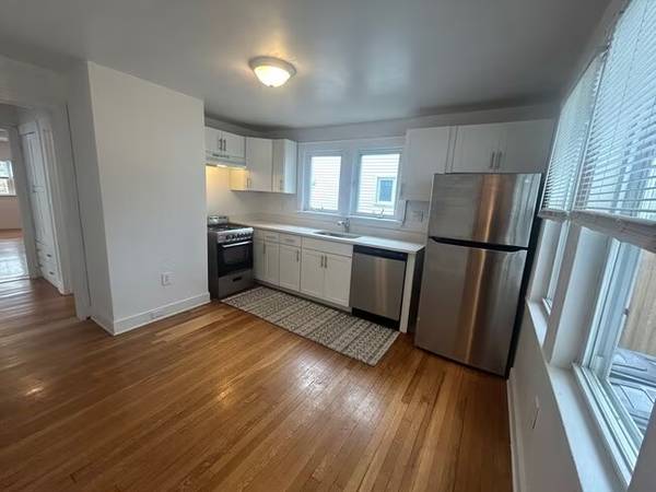 $2,400 / 2br - 2/3 Bedroom Quincy Point block from beach (quincy)63802024813315120