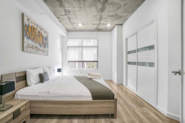 $3,595 / 1br - 987ft2 - State-of-the-art Fitness Center, Efficient Appliances, Dishwasher (111 N Louise St, Los Angeles, CA)63857624765697123