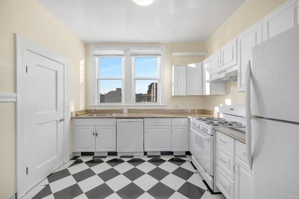$3,850 / 1br - Must See Bright Remodeled Top Floor Russian Hill 1bd w/ W/D! ~ J.Wavro (russian hill)63847024462337120