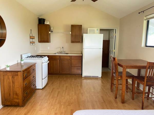 $1,580 Top floor / 2nd level ohana studio available to rent (Captain Cook)63939391617410121