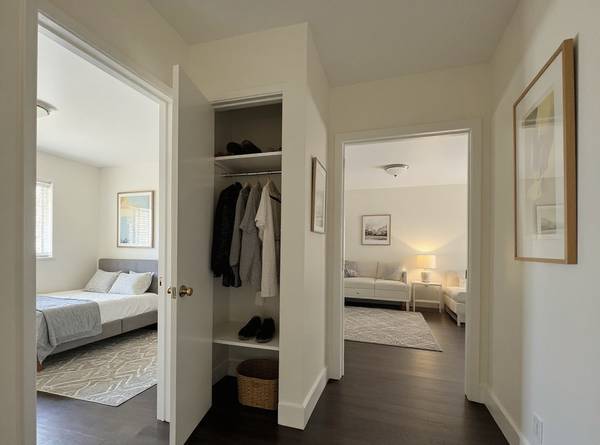 $2,708 / 2br - 1000ft2 - Alameda Living!! Spacious 2-Bedroom with Modern Finishes! (alameda)64000755951490122