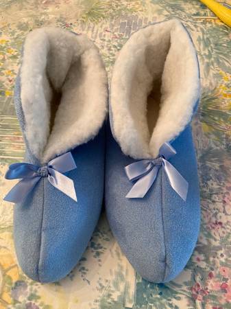Woman's Fleece Boot Slippers-NEW w/o Tag 1