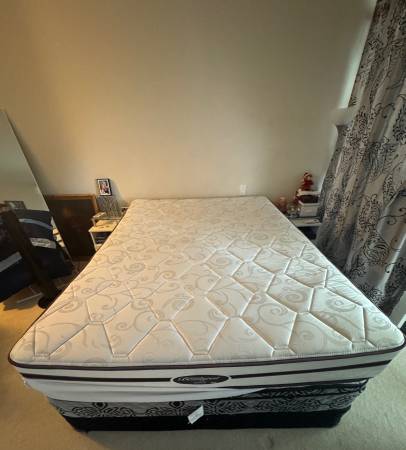 Simmons Beautyrest Elite (Queen size) with free mattress topper 1