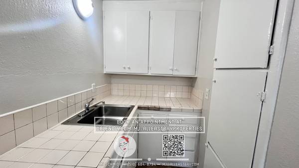 $1,600 / 1br - 525ft2 - Cozy 1-bdrm, 1-bath in gated complex, includes 1 parking space (oakland lake merritt / grand)63880247039619124