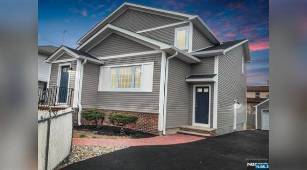Newly Built 3 Bed / 2 Bath Top Unit – Central Air, In-Unit Laundry – Lodi 1