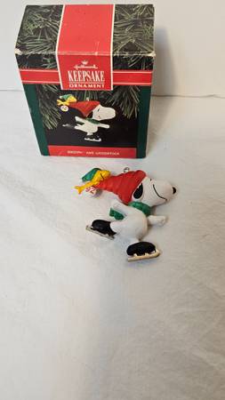 '92 Hallmark Snoopy and Woodstock Skating Christmas Ornament 1