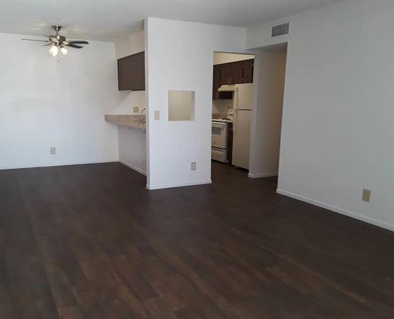 $1,075 / 2br - 912ft2 - This deal won't last long! Gorgeous 2 bed, 1.5 bath! Prime location. (Las Vegas)63859500563457120