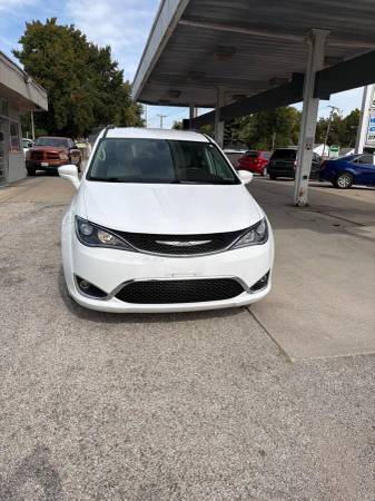 2017 Chrysler Pacifica Touring Plus 4dr Mini Van EZ FINANCING AVAILABLE 1