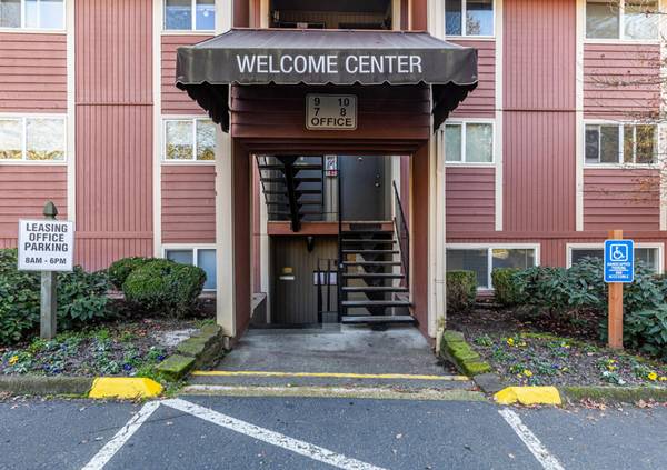 $1,450 / 2br - Fantastic 2B w/ Pool & Onsite Laundry - 1 Month Off Now! (North Clackamas)64039060384129122
