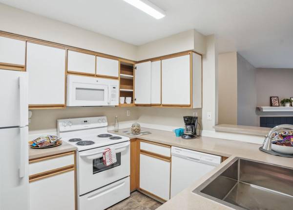 $1,550 / 1br - 3 MONTHS UTILS INCLUDED - Private Patio, Near Both Ski Slopes/ Beach (Beaverton)64039056011523123