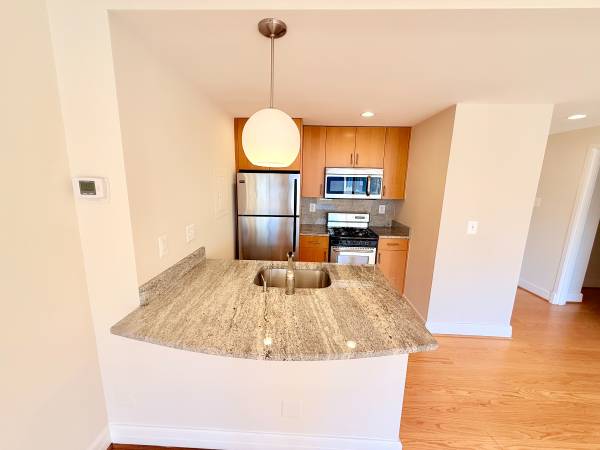 $2,500 / 460ft2 - 9th Floor Studio with Plenty of Natural Sunlight and Pool View! (Dupont Circle)63822294322947120