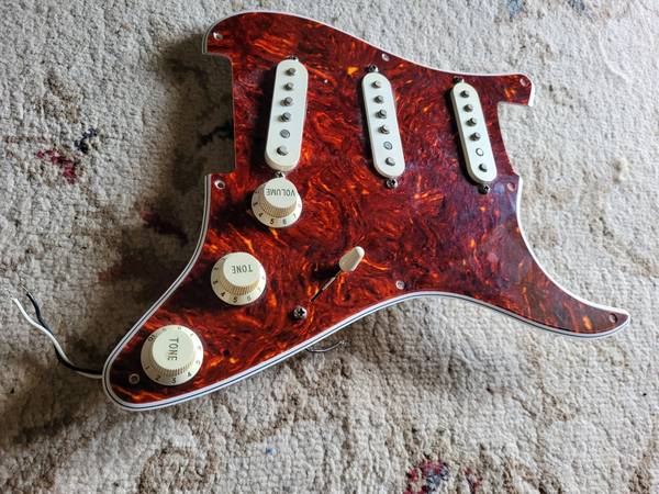 Loaded celluloid Strat pickguard G.M. Premium Alnico V pickups 1