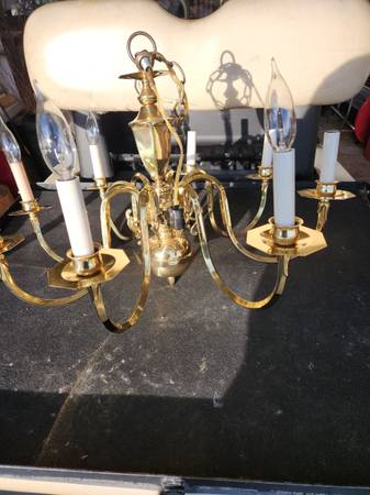 CLASSIC 8 BULB CHANDELIER 1