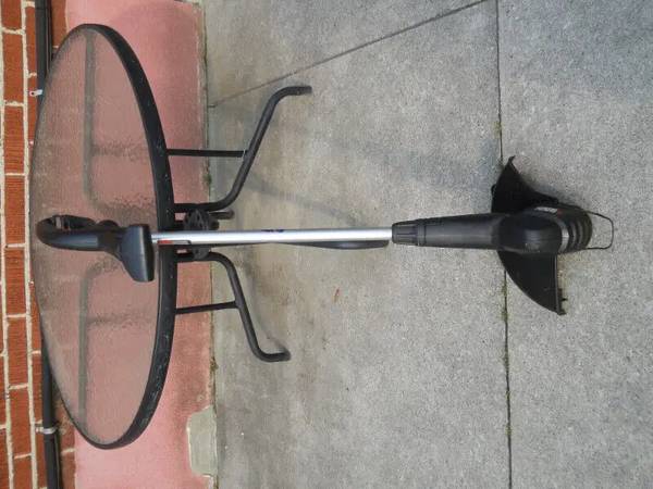 BLACK & DECKER ELECTRIC GRASS, WEED TRIMMER 1