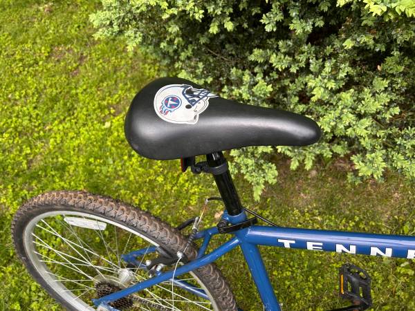 Bicicleta de montaña Tennessee Titans de 16 pulgadas, 21 velocidades - $100 (Ridgefield, Connecticut)63470438892929122