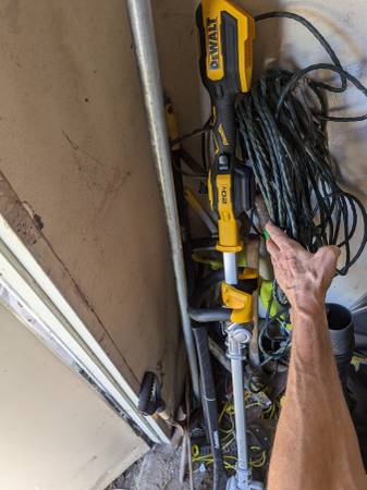 Dewalt electric weed wacker 14-in used once 1