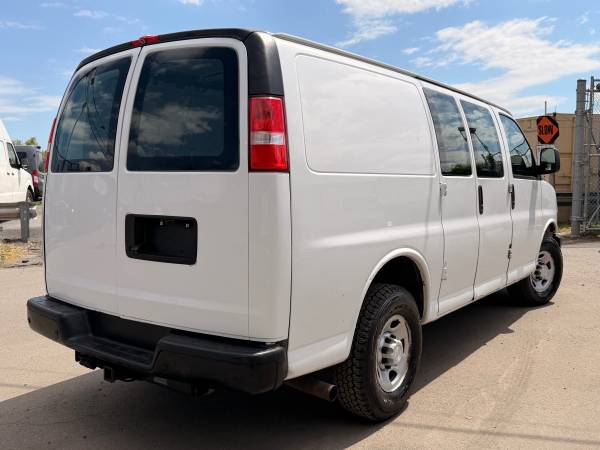 2018 Chevrolet Express 2500 - Photo 3
