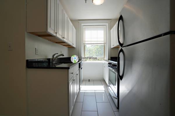$2,595 / 1br - AVAIL NOW-Gorgeous Comm Ave 1 bed, H/HW inc. NO BROKER FEE! (Brighton)63996405827331124