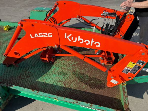 Kubota LA526 front and loader and quick attach plate new for L-series 1