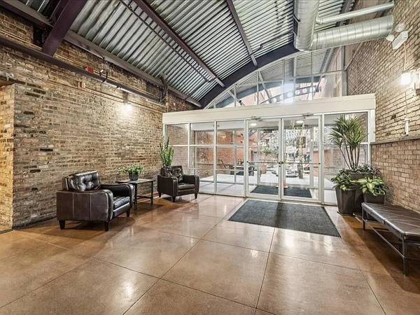 $2,550 / 2br - gorgeous loft style apt for rent (chicago)63898735142274121