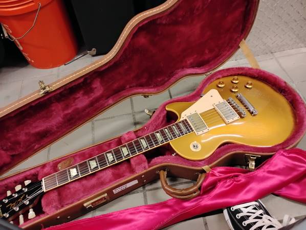 Two beautiful Gibson guitars 1