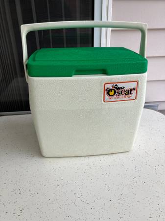 Coleman Oscar Cooler with Locking Handle 1