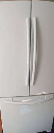 Nice french door refrigerator 33"wide like new 6 months warranty 1