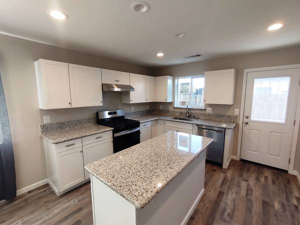 $1,475 / 2br - 1000ft2 - Beautiful 2/1 with solar (Exeter)63809864791169123