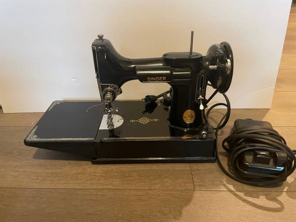 Antique Singer Sewing Machine 1