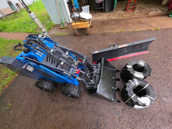 Mini Skid Steer-Wheeled-Low Hours-Extras 1