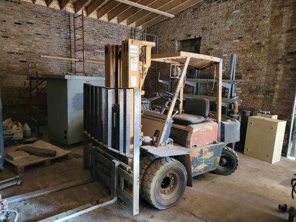 Komatsu Gas Forklift FG25-8 3990 lbs capacity. Low Hours! 1