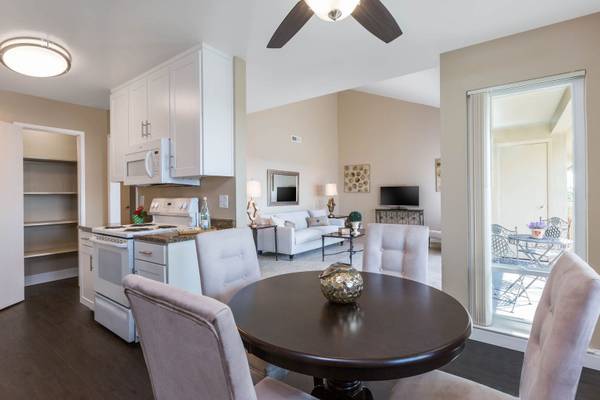 $3,064 / 2br - 1055ft2 - Amplio, renovado con bonitas vistas y unidad en planta baja (hayward / castro valley)63880134128641122