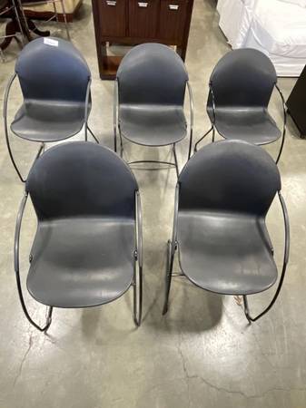5 BLACK PLASTIC STACKING CHAIRS 1