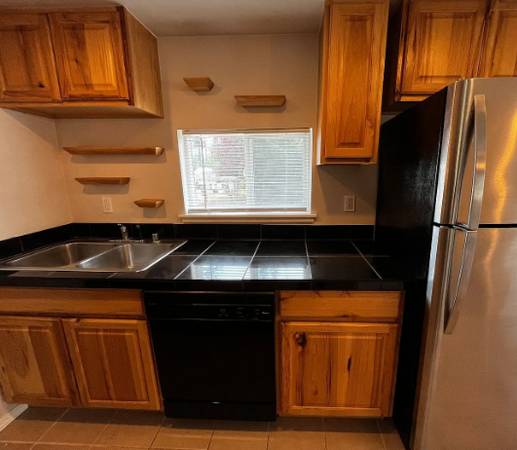 $900 / 1br - 600ft2 - one bedroom home with a private backyard patio, garage, extra parking (Poulsbo, WA)63890096246529121