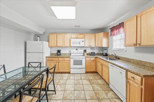 $1,250 / 3br - 1100ft2 - Boardwalk Townhouse for Winter Rental (Ocean City)63806889927041122