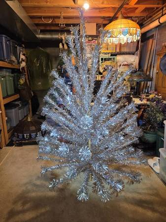 EVERGLEAM Stainless Aluminum 6 Ft, 94 Branch Christmas Tree