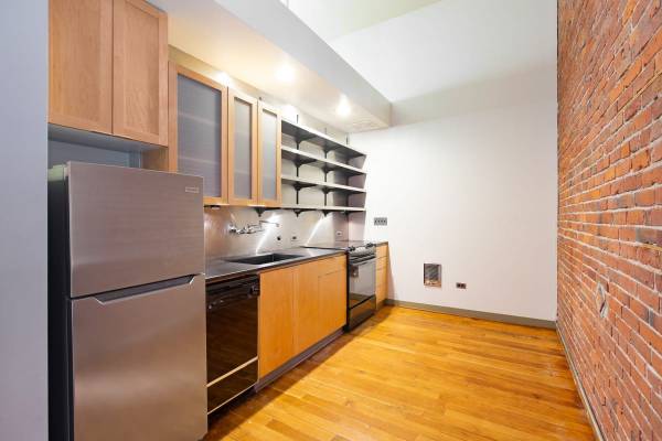 $3,395 / 1br - 1090ft2 - 1bd 1ba, In-unit Stackable Washer/Dryer, Wheelchair access (111 1st Avenue South, Seattle, WA)63910194875779124