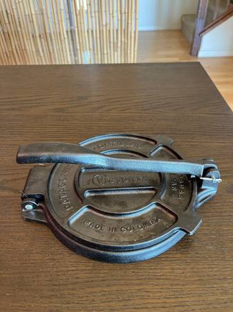 Victoria 8 Inches Cast Iron Tortilla Press 1